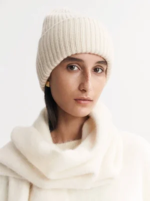 Soft Goat - Ribbed Beanie Feather White